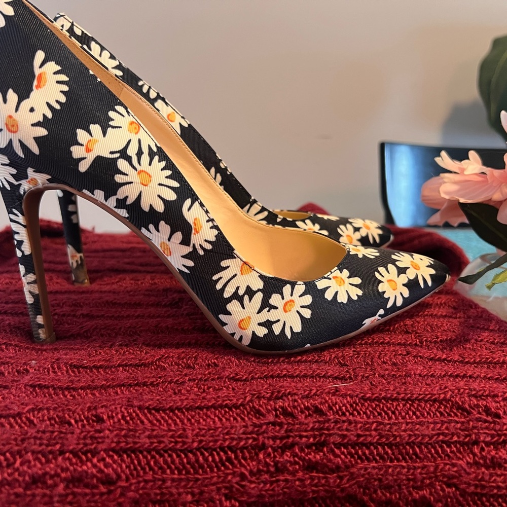 Dark blue pump with white flowers